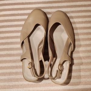 Womens Annie Leather Closed Toe Strappy Slingback Heels Sandal 10 Wide - Beige